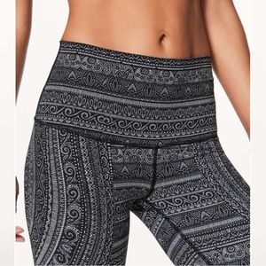 Lululemon Wunder Under Hi-Rise Tight size 8 28"
Entwined Ice Grey Black